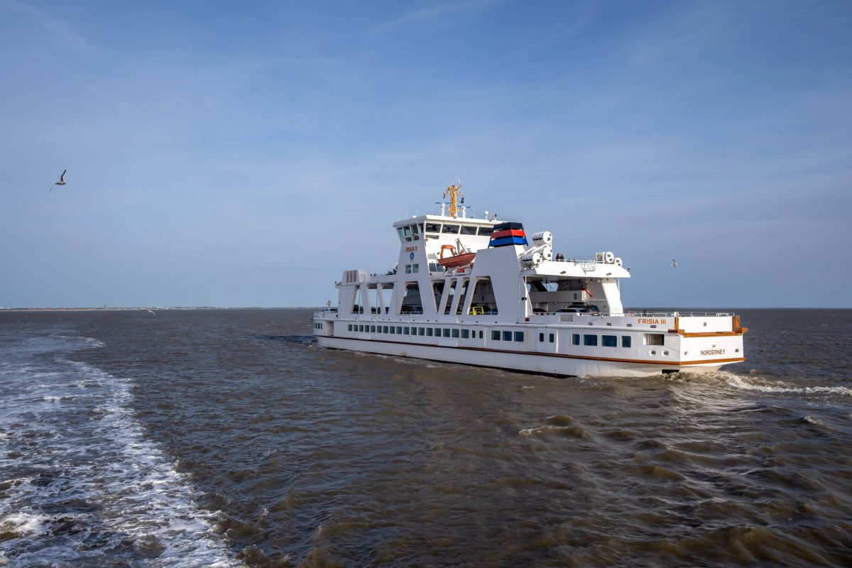 Das Faehrschiff Frisia III auf dem Weg in den Norderney-Urlaub