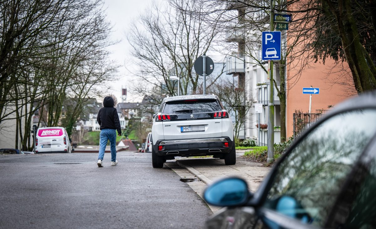 Mülheimer macht üble Entdeckung auf Gehweg – „Sauerei“