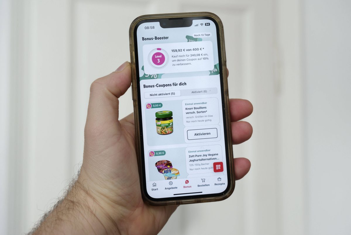 Apps wie Rewe Bonus sollen beim Sparen helfen.