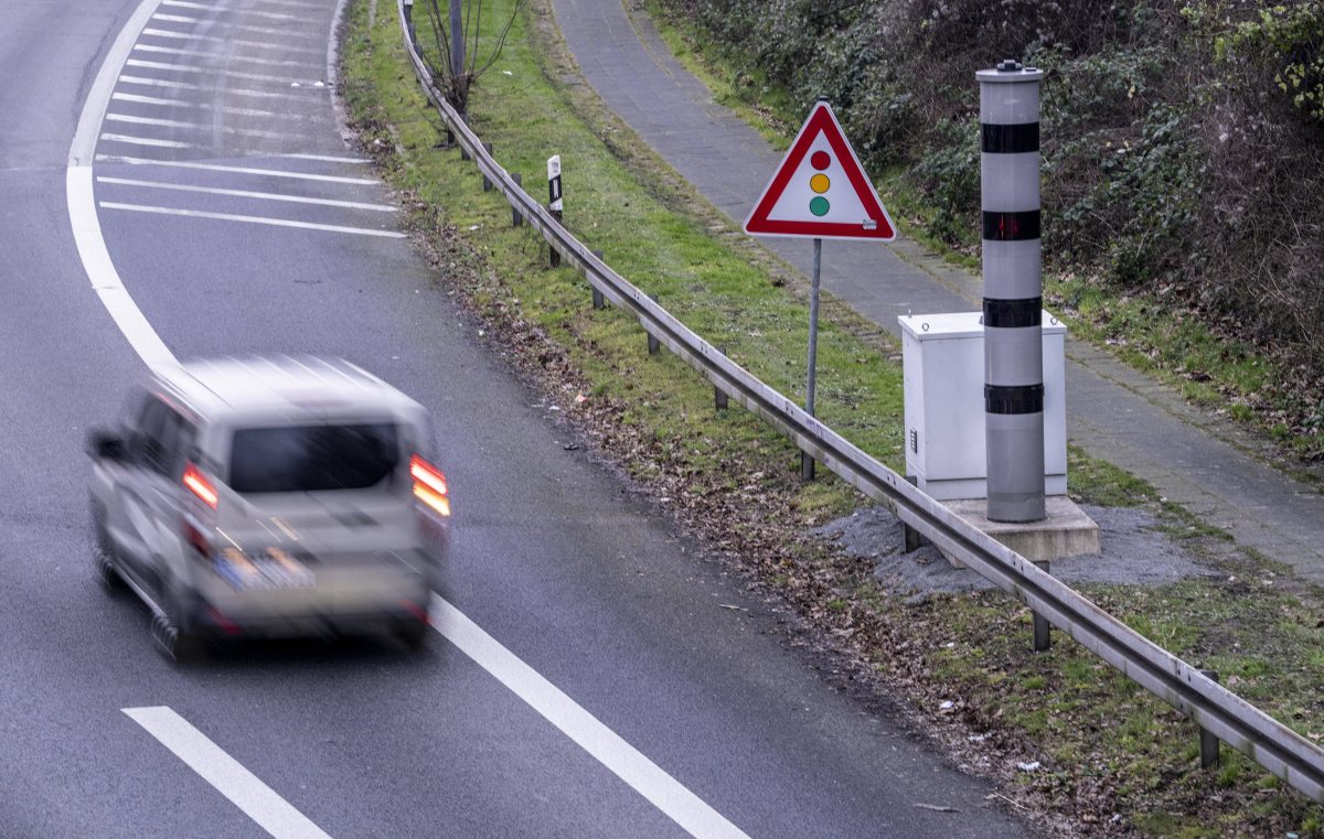 Verkehr-Notfall-im-Auto-Fahrer-und-Beifahrer-sollten-diesen-Trick-kennen