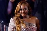 Motsi Mabuse mit Glitzerkleid