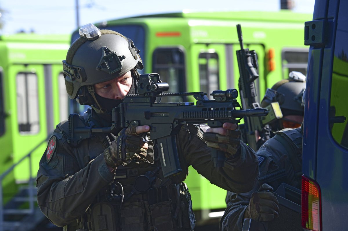 Schüsse in NRW! Opfer sackt in sich zusammen – SEK findet bei Täter gigantisches Waffen-Arsenal