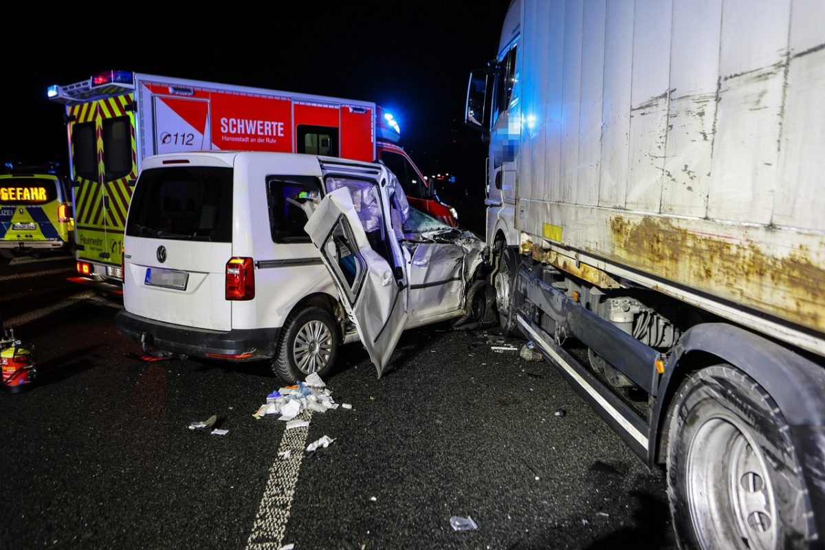 A1 in NRW: Lkw-Fahrer steigt aus – Auto erwischt ihn! Schwer verletzt