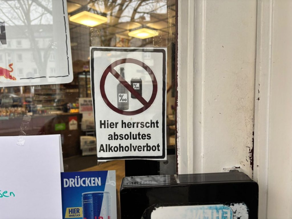 Wer den Kult Kiosk in Bochum betritt, sieht sofort, dass hier kein Alkohol getrunken werden darf.