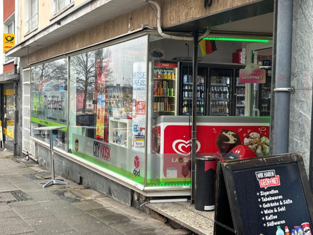 Der "City Kiosk" im Zentrum der Stadt hat einen Stehtisch im Freien, wo Kunden verweilen und etwas trinken können. Aber nur im Stehen.