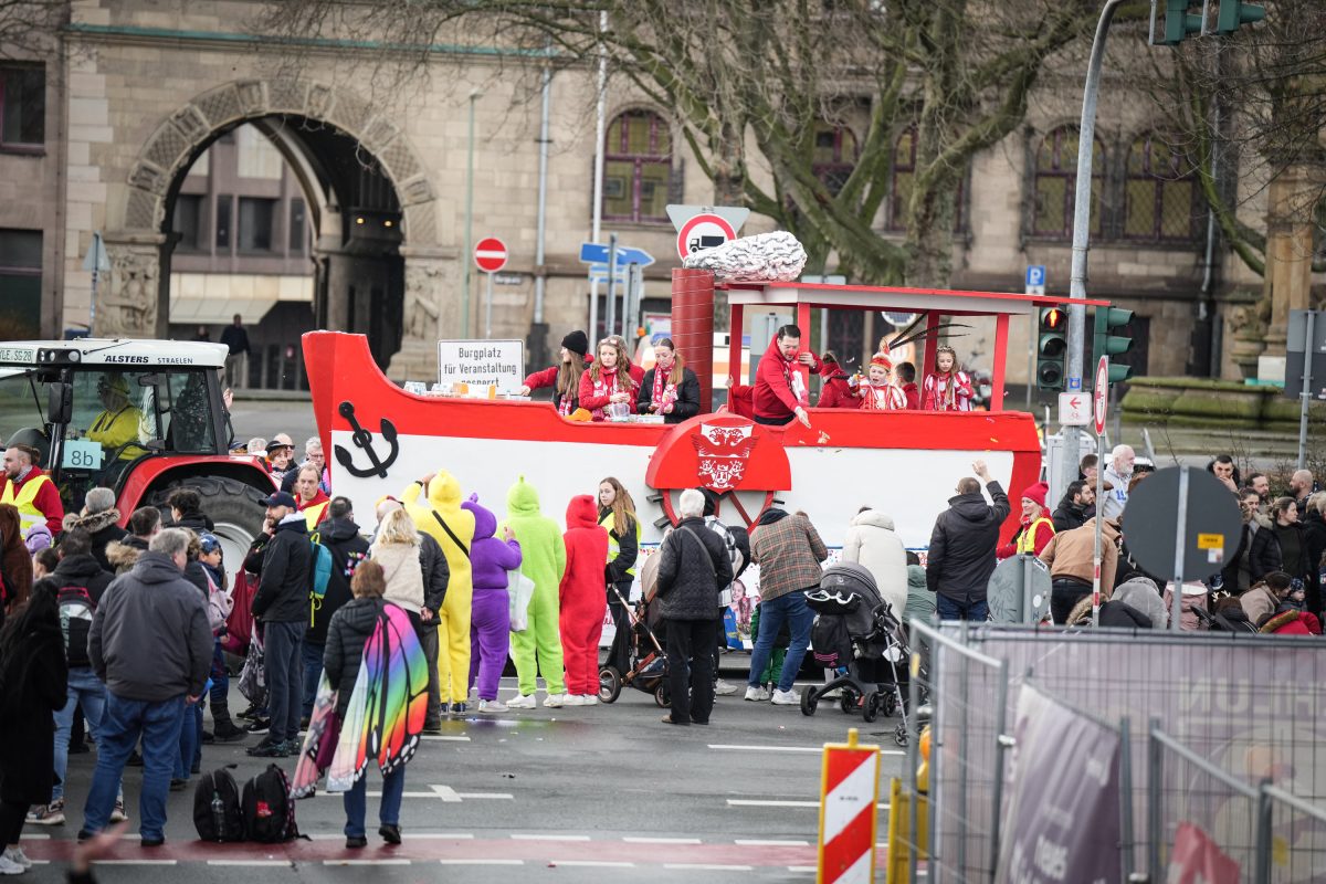 Der Rosenmontagszug in Duisburg 2025 startete mit einer Stunde VerspÃ¤tung. (Archivfoto)