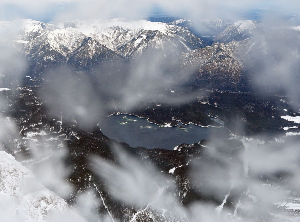 Drama an Zugspitze (Bayern)! Dutzende brechen in Eibsee ein ++ Person muss reanimiert werden