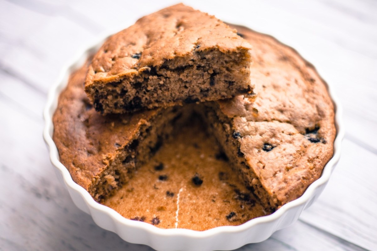 Ein Haferflocken-Joghurt-Kuchen in einer Kuchenform.