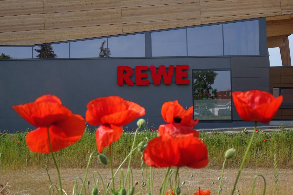 Kunden von Rewe und Penny staunen vor den GetrÃ¤nke-Regalen.