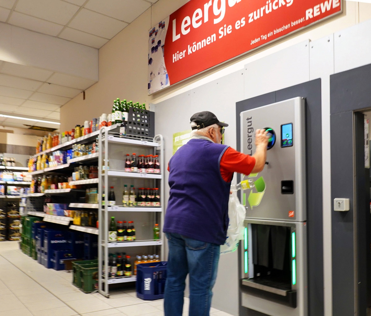 Rewe-Kunde sammelt ein halbes Jahr lang Leergut – als er auf den Pfandbon blickt, trifft ihn der Schlag