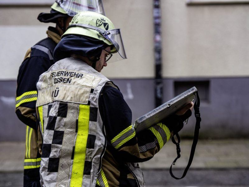 Essen: Nach Brand in Lagerhalle â€“ Stadt warnt Anwohner