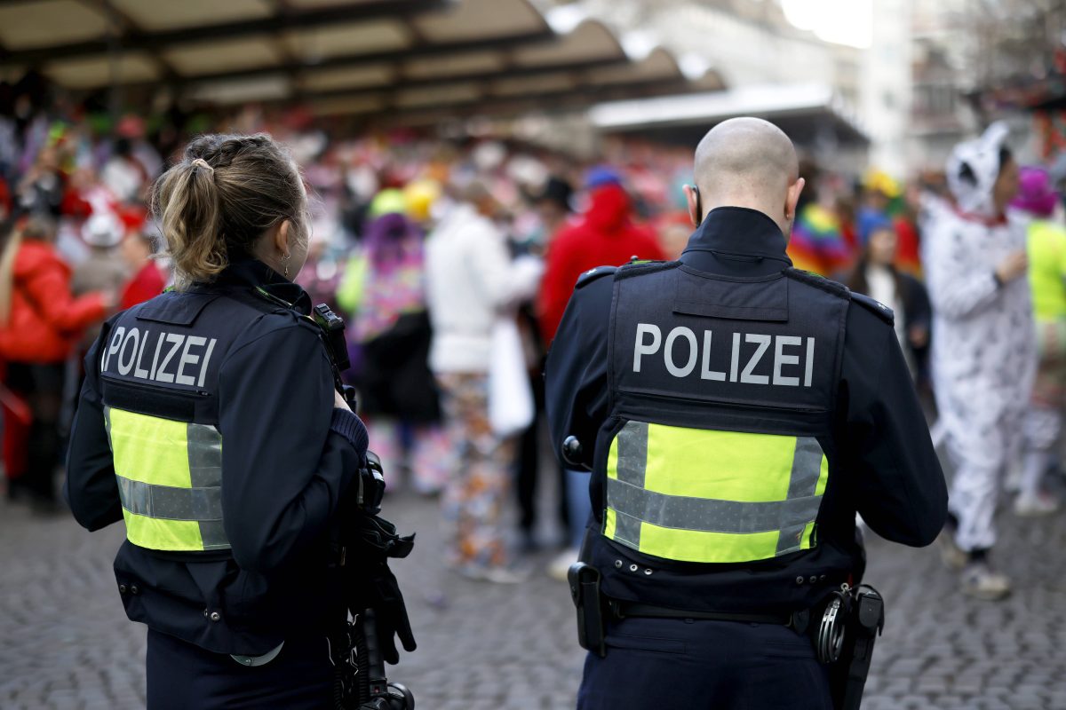 Karneval in KÃ¶ln: Polizisten entdecken verkleideten 