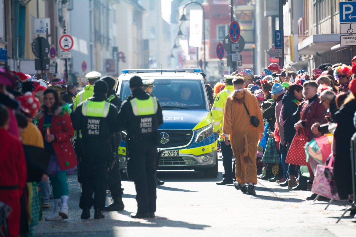 Jecken in NRW aufgepasst! Wer dieses Accessoires an Rosenmontag dabei hat, kÃ¶nnte hart bestraft werden.