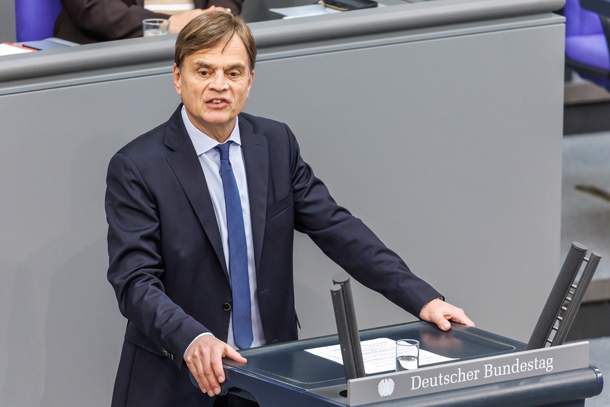 Abstimmung im Bundestag: AfD-Mann hetzt gegen Merz – „Raubt Demokratie die Substanz“