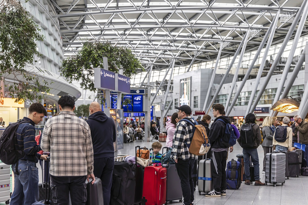 Flughafen DÃ¼sseldorf. Terminal. Innenansicht mit Reisenden.