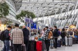 Flughafen DÃ¼sseldorf. Terminal. Innenansicht mit Reisenden.