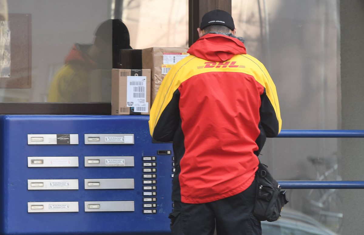 dhl-kunden-erwarten-paket-pl-tzlich-finden-sie-eine-orange-karte-im-briefkasten