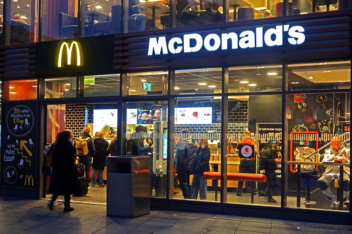 McDonald’s in Essen: Mann muss zu lange auf Bestellung warten – dann eskaliert es!