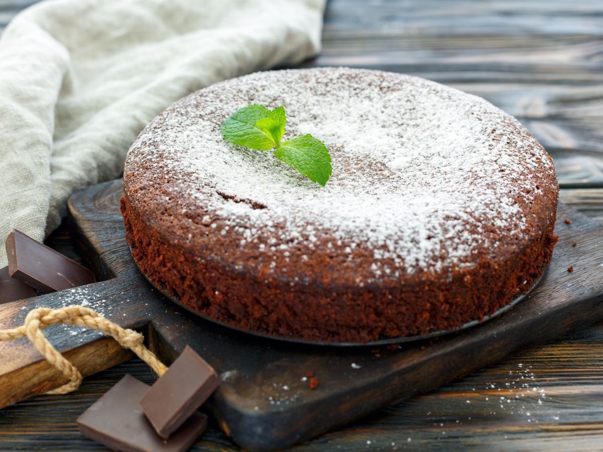 Schneller Schokokuchen , bestÃ¤ubt mit Puderzucker, Minze als Deko.