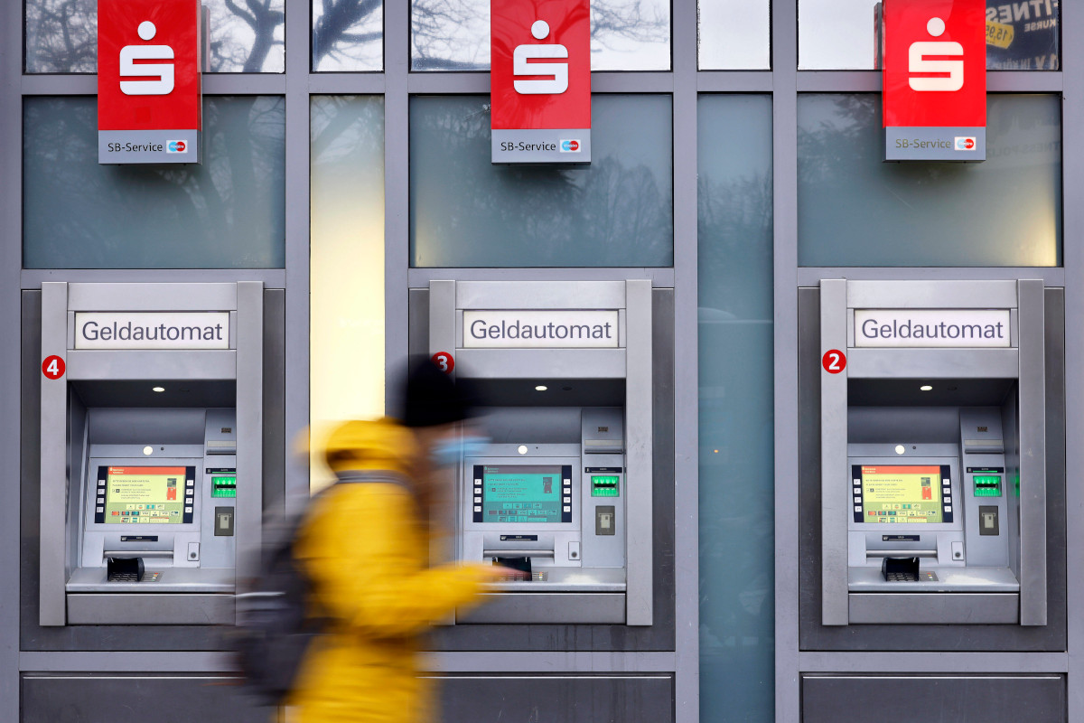 Sparkasse macht auf Rentenerhöhung aufmerksam – Kunden außer sich: „Traurig“