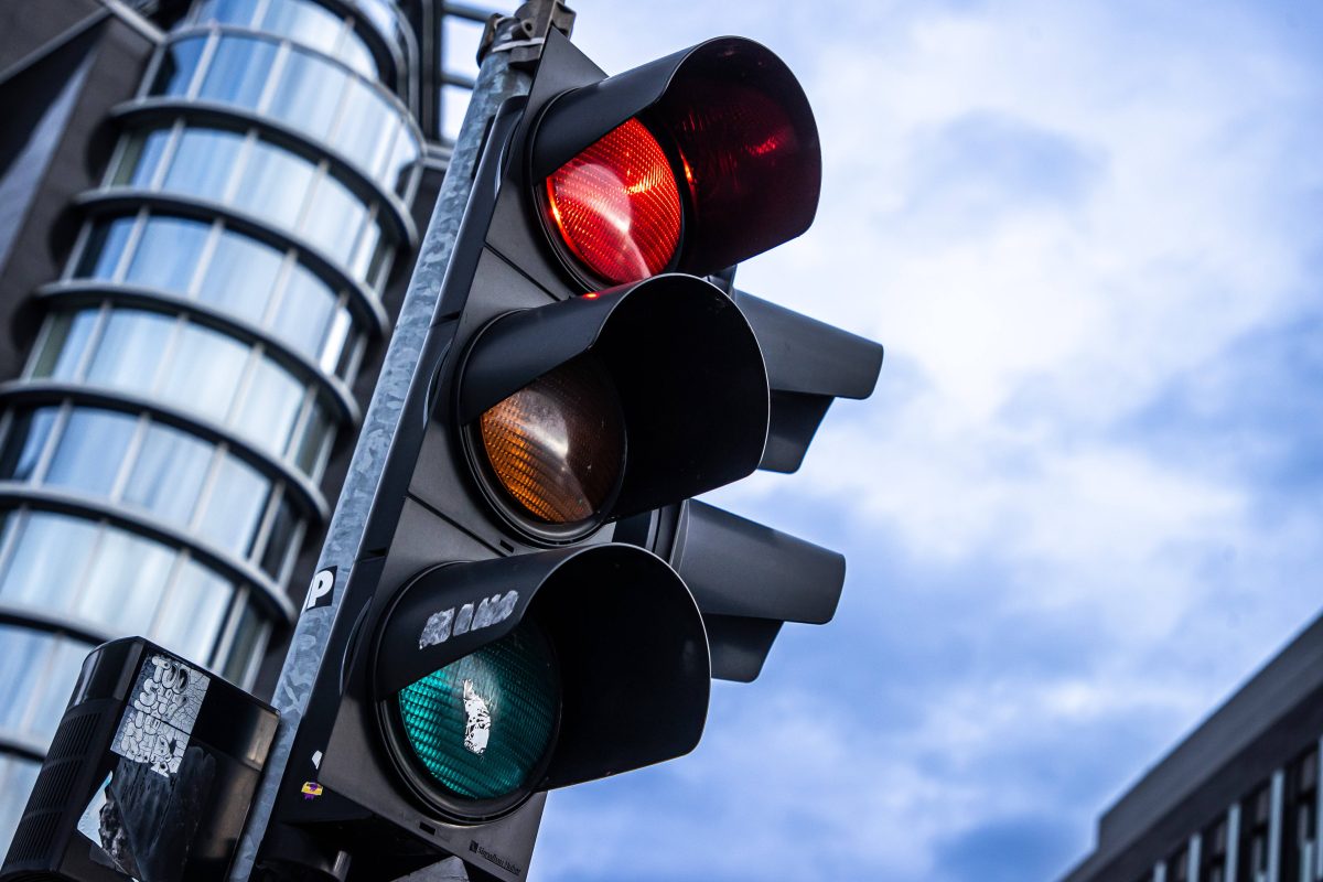 Verkehr: Ohne Strafe über rote Ampel fahren? Diese Regel muss jeder Autofahrer kennen